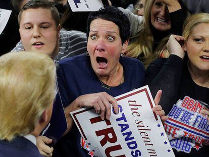Una mujer muestra su sorpresa al ver acercarse a Donald Trump durante un mitin.