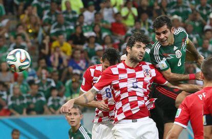 Rafael Márquez será el primero en salir al campo de su equipo, por algo es el capitán. Lleva el brazalete por cuarto Mundial consecutivo, un récord con el que supera a Maradona (3). Ya no tiene la velocidad de antes pero ha ganado en colocación y en saber estar. Ante Croacia marcó de cabeza el primer gol de México, el que abrió la cáscara del equipo rival e impulsó a su selección hacia octavos.