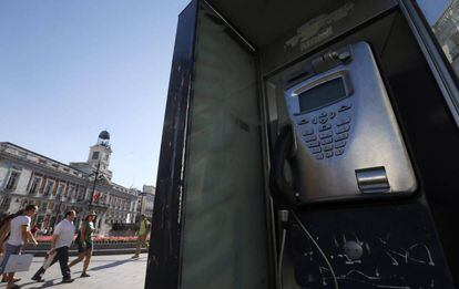 Una cabina telef&oacute;nica en la madrile&ntilde;a Puerta del Sol.