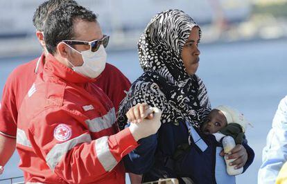 Una immigrant rescatada desembarca a Palerm aquest dissabte.
