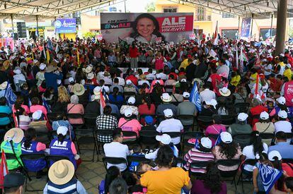 Seguidores de Alejandra del Moral en un mítin en Nopaltepec (Estado de México) el 30 de mayo de 2023.