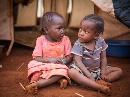 Dos hermanas de Burundi en la tienda de campa&ntilde;a del campo de refugiados de Tanzania en el que viven.  