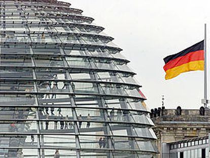 Imagen del exterior del Reichstag, en Berlín, con visitantes paseando por el interior de la cúpula.