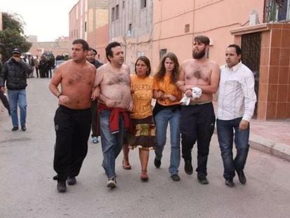 Momento de la detenci&oacute;n de los activistas canarios en El Aai&uacute;n.