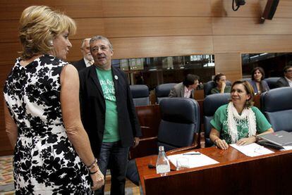 Esperanza Aguirre charla con Gregorio Gordo, portavoz de IU, cuyo grupo se vistió ayer de verde.