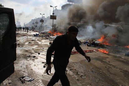 No ha existido muro ni barricada capaz de detener la acción de los agentes. A esta hora, las tiendas instaladas en la plaza de Al Nahda están ardiendo y forman columnas de humo negro que señalan, en la distancia, el punto en el que se ha producido el desalojo.