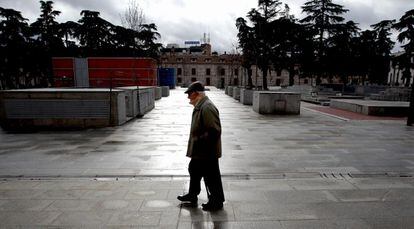 Un vecino atraviesa la plaza de España de San Fernando de Henares.