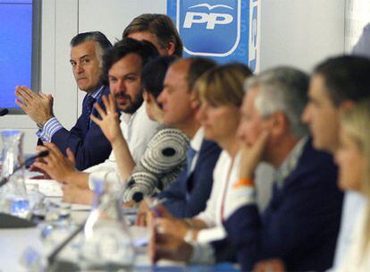Al fondo, en una esquina de la mesa, el tesorero nacional del Partido Popular, Luis Bárcenas, junto a otros miembros del Comité Ejecutivo Nacional del PP, reunido ayer en Madrid.
