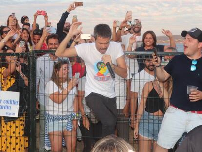 Pucho, cantante de Vetusta Morla, durante el concierto en El Náutico. En vídeo, un fragmento del concierto.