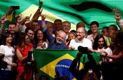 Lula da Silva celebra sus resultados en las elecciones en Brasil.