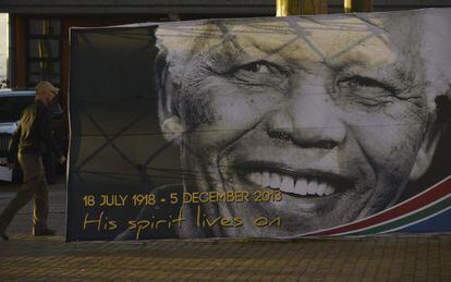 Un cartel del fallecido Mandela en Qunu, donde ser&aacute; enterrado.