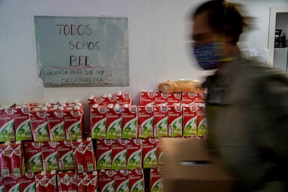 MADRID. 17-10-2020. Reparto de comida a familias necesitadas en Aluche. Cada sábado se distribuyen varias toneladas de alimentos a personas golpeadas por la pandemia desde una red vecinal paralela a los canales oficiales de ayuda del Ayuntamiento. FOTO: LUIS DE VEGA