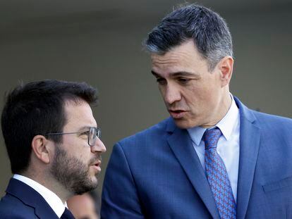 El presidente de la Generalitat, Pere Aragonès (a la izquierda), y el presidente del Gobierno, Pedro Sánchez, conversan antes de la celebración de un acto en la reunión del Cercle d'Economia.