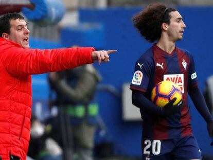 Cucurella y el asistente técnico del Eibar, Andoni Azkargorta.