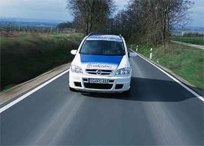 Los coches de hidrógeno no contaminan: sólo emiten vapor de agua por el escape. El Opel Zafira Hydrogen 3, en la imagen, alcanza 160 km/h. y tiene 400 kilómetros de autonomía.