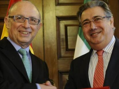 El ministro de Hacienda y Administraciones P&uacute;blicas, Crist&oacute;bal Montoro, junto al alcalde de Sevilla, Juan Ignacio Zoido, tras firmar la constituci&oacute;n del Consorcio para la Zona Franca de Sevilla.