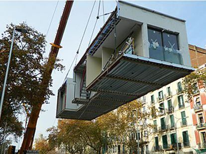 Un dels pisos prefabricats que s&rsquo;instal&middot;len als terrats de l&rsquo;Eixample barcelon&iacute;.