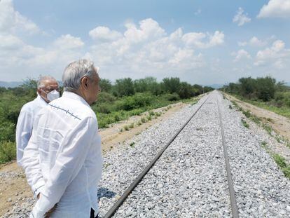 López Obrador revisa las obras del corredor interoceánico.