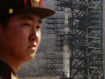El Unha-3, el cohete con el que Pyongyang planifica lanzar un satélite esta semana. / BOBBY YIP