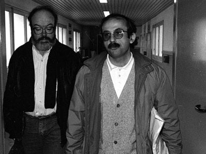 El médico inhabilitado (dcha.) sale de los Juzgados de Barcelona tras declarar por el caso Hamer, hace 20 años.