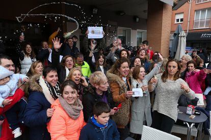 El tercer premio de la Lotería de Navidad ha repartido entre los habitantes de San Adrián, en Navarra. En la imagen, varios de los agraciados del 78.748 celebran el premio. 