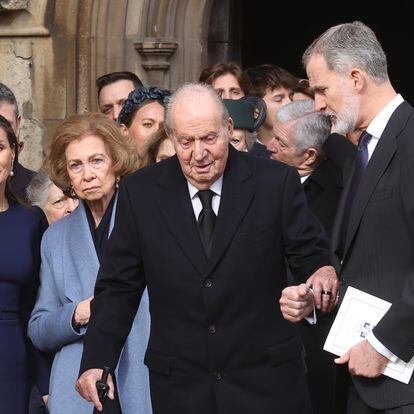 Los reyes Felipe Vi y Letizia, acompañados de los reyes eméritos, Juan Carlos y Sofía, este martes en Windsor.