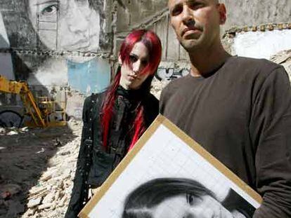 El pintor Jorge Rodríguez, a la derecha, junto a David González, que le ha servido como modelo.