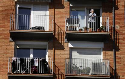 Una mujer en el balcón de su casa en Terrassa durante el estado de alarma.