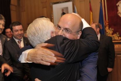 Manuel Baltar abraza a su padre, durante el pleno de investidura en febrero