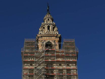 Andamio en el cuerpo de campanas de la Giralda para la restauración de su cara Este.