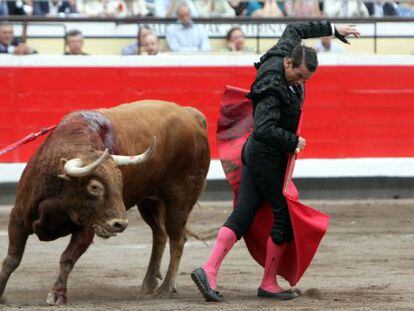 Manzanares en el segundo toro.