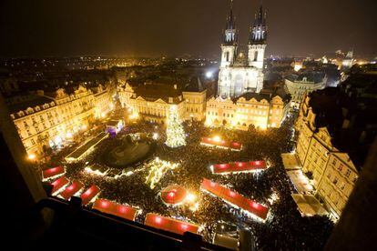 Mercado navideño en la histórica Old Town Square de Praga.