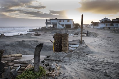 El aumento de la temperatura global, asociado al cambio climático, traerá deshielo continental, el aumento de las temperaturas del agua marina y, con ello, la subida del nivel del mar. España, debido a la gran cantidad de kilómetros de costa que tiene, puede verse especialmente afectada por este fenómeno. En la costa española, se espera una subida de entre 10 y 68 centímetros para final de siglo. Las zonas más vulnerables serán los deltas y las playas. Esto causará pérdidas de un número importante de playas y buena parte de las zonas bajas costeras se inundarán –especialmente, deltas del Ebro y Llobregat, Manga del Mar Menor y costa de Doñana–.