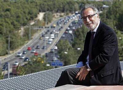 Pere Navarro observa el tráfico desde el helipuerto situado en el tejado de la sede central de la DGT en Madrid.