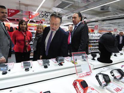 Concejales del Ayuntamiento de Valencia en la inauguraci&oacute;n de la nueva de Media Markt en el centro de la capital. 