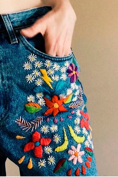 Los bordados de Tessa Perlow se salen de la tónica. Además de flores, incluye en sus diseños motivos más inesperados como osos, ojos o incluso cocodrilos. Hasta se atreve a bordar a Blondie. Vende sus diseños en Etsy.
