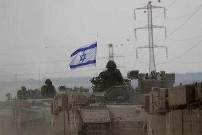 Tropas israelíes se reúnen en un punto no revelado a lo largo de la frontera con Gaza, el 14 de octubre. 