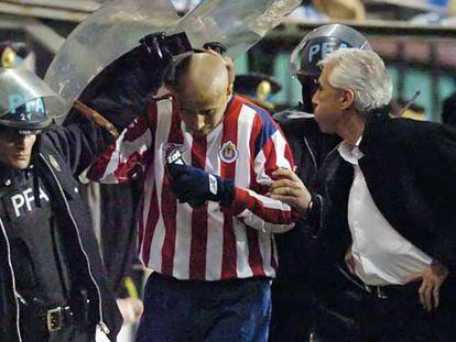 El entrenador del Boca, Jorge Benítez, escupe al delantero del Chivas Bautista.