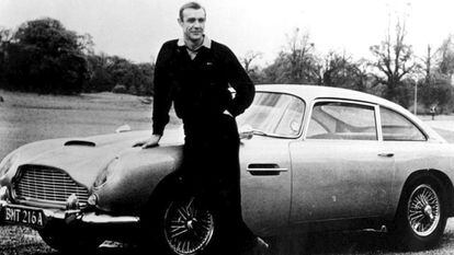 El actor Sean Connery junto al Aston Martin DB5 de 1964, que apareció por primera vez en 'Goldfinger'.