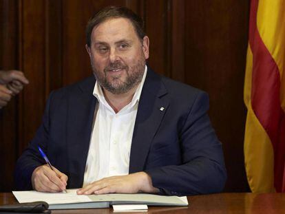 El vicepresident Oriol Junqueras firma la convocat&ograve;ria del refer&egrave;ndum.