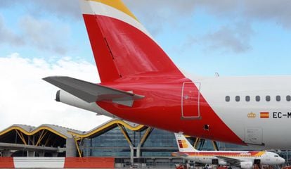 Un avi&oacute;n de Iberia con la nueva imagen en el aeropuerto de Barajas, junto a otros aparatos de la flota por actualizar.  / Pablo Monge