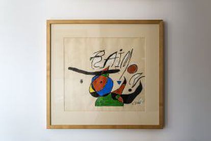 Este Miró que guarda Raimon fue portada de 'Quan l'aigua es queixa' (1979)