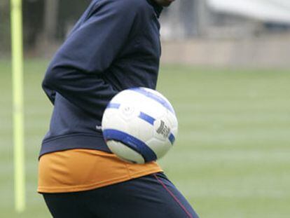 Eto'o juguetea con la pelota en el entrenamiento de ayer.