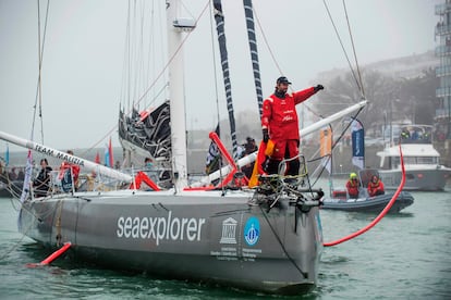 El alemán Boris Herrmann celebra en el ‘Seaexplorer' el pasado jueves su llegada a la localidad francesa de Les Sables-d'Olonne.