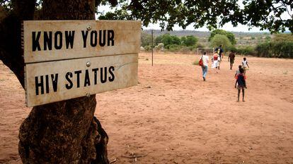 Un cartel en Simonga, un pueblo de Zambia, dice: "Conoce tu estado VIH".