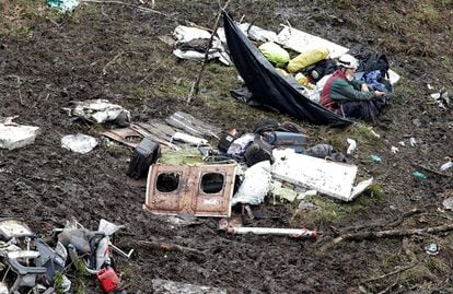 Un trabajador de rescate descansa junto a los restos del avión siniestrado, cerca de Medellín (Colombia), el 29 de noviembre de 2016.