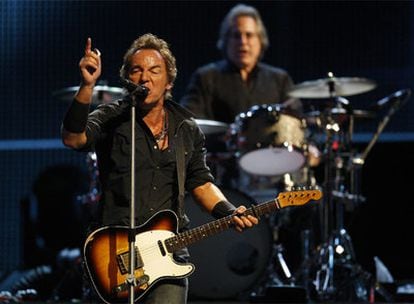Bruce Springsteen, durante un momento de su actuación ayer en Madrid.