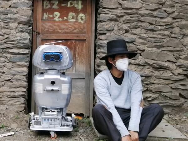 El profesor Walter Velásquez y la robot Kipi en comunidades de Colcabamba, Huancavelica, en Perú.