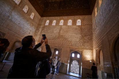 Un turista fotografía el artesonado del Salón de Comares de la Alhambra, el miércoles.