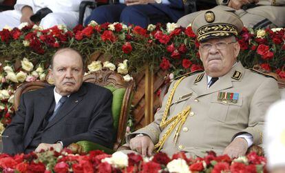 Buteflika (izquierda) con el general Gaid Salah en 2012 en Argel.